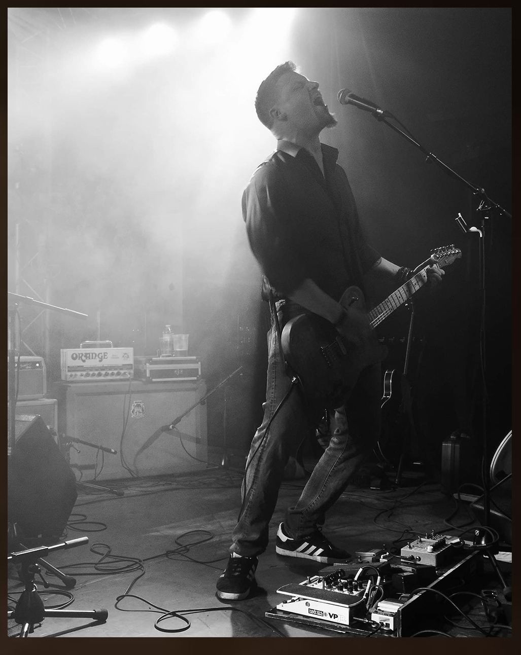 Guitare sous les projecteurs